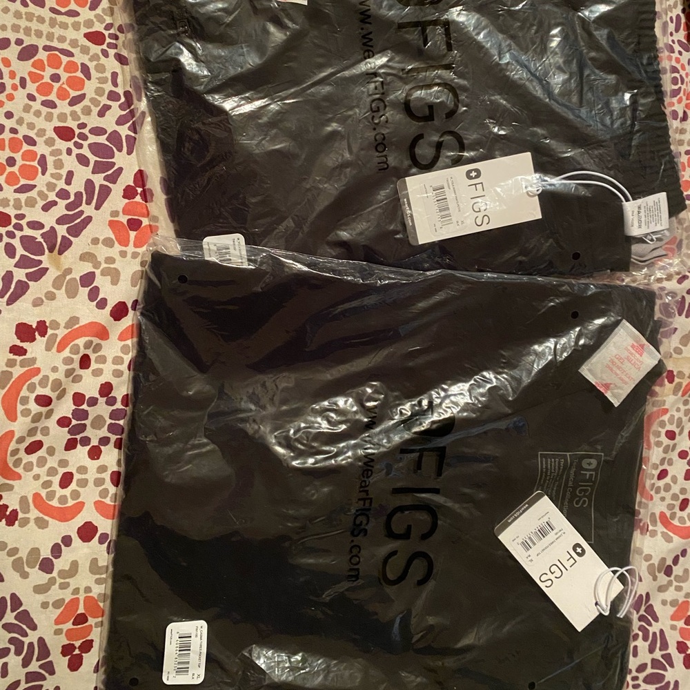 BLACK FIGS SCRUB SET